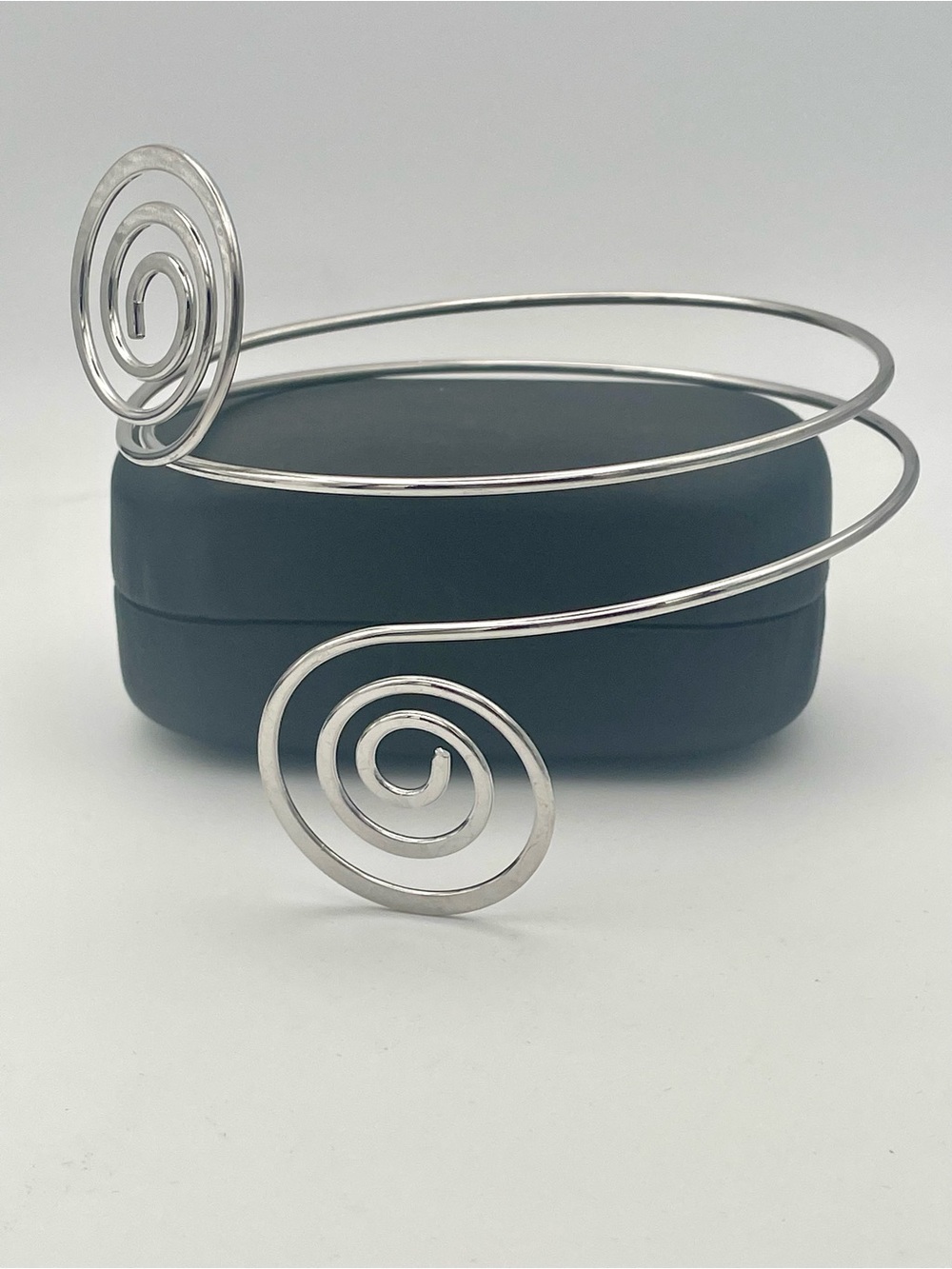 Upper Arm Silver Tone Spiral Wire Cuff Bracelet band.  Adjustable